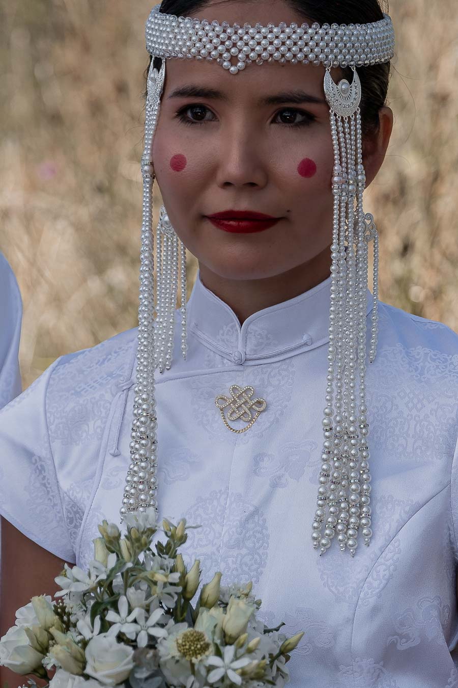 Portrait einer Braut in mongolischer Hochzeitskleidung