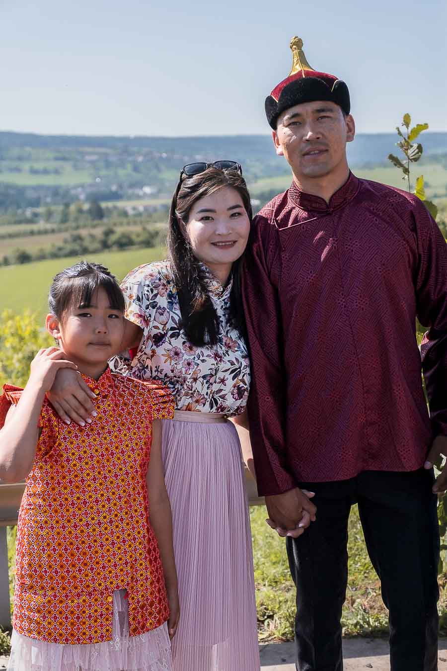 Familie in traditionell mongolischer Kleidung bei einer Hochzeit