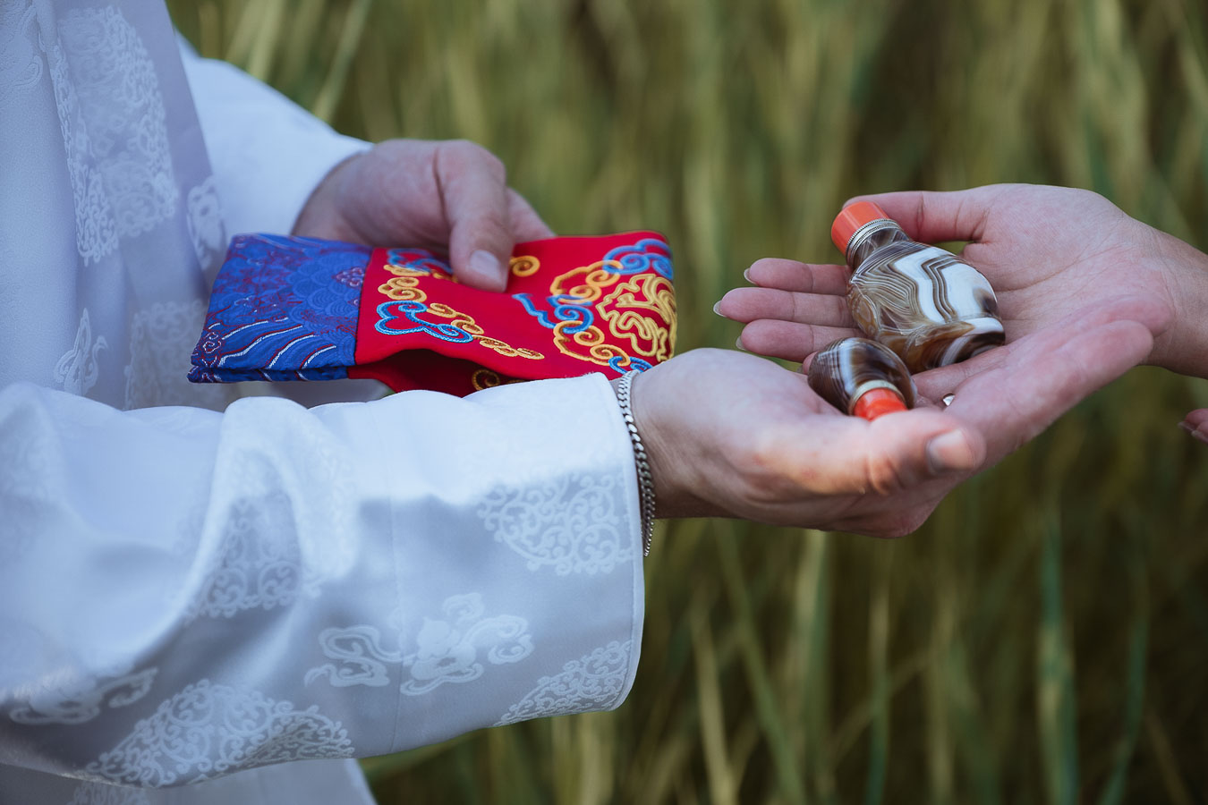 Tausch von zwei Tabakflaschen als traditionelles Ritual