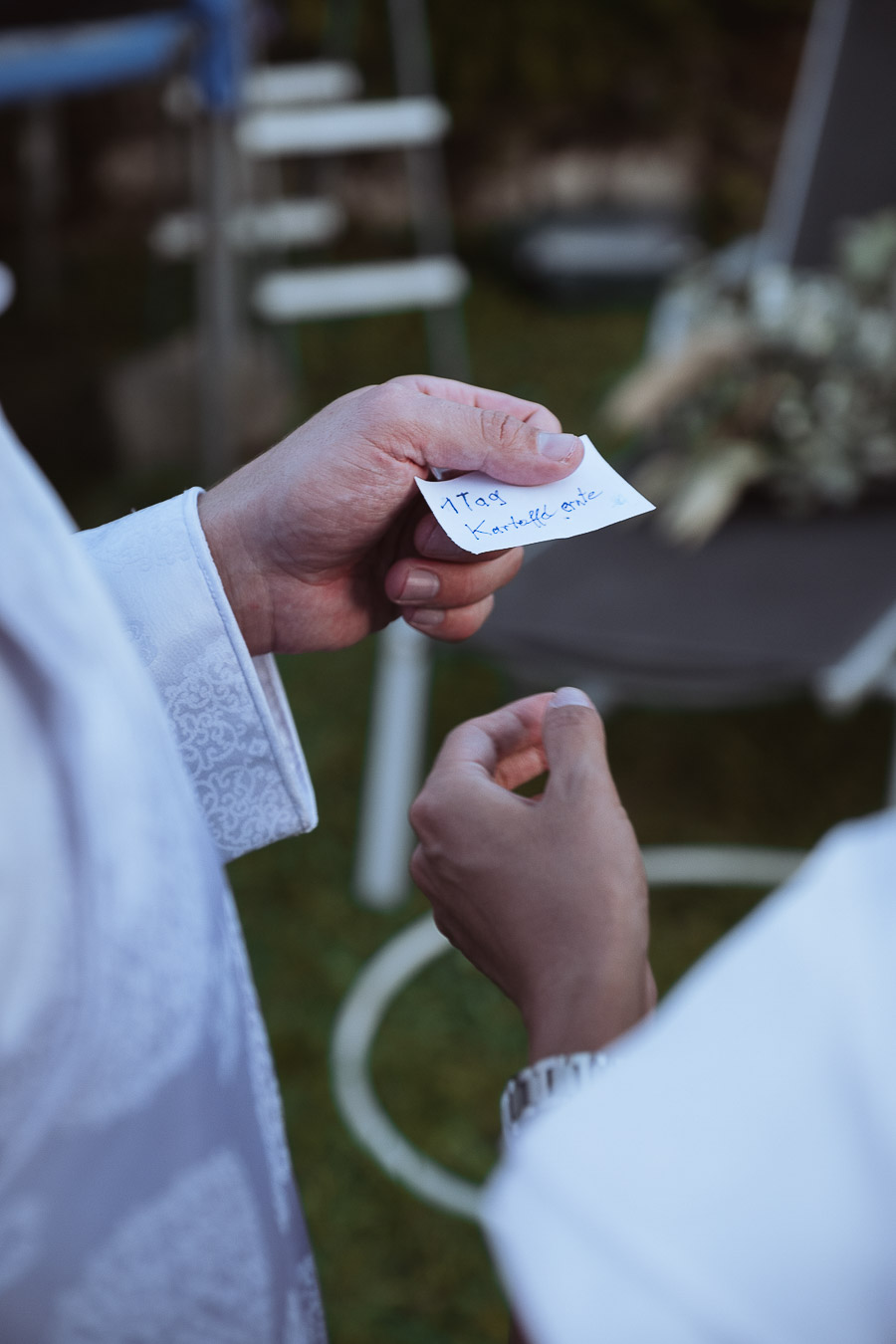 Zettel mit Hauptgewinn in der Hand des Bräutigams