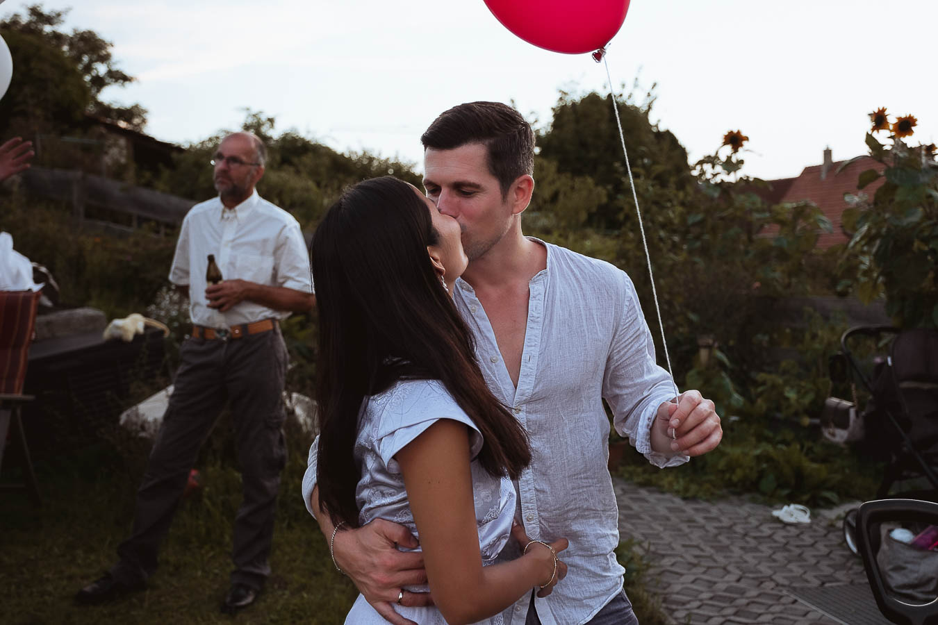 Hochzeitspaar mit Luftballon