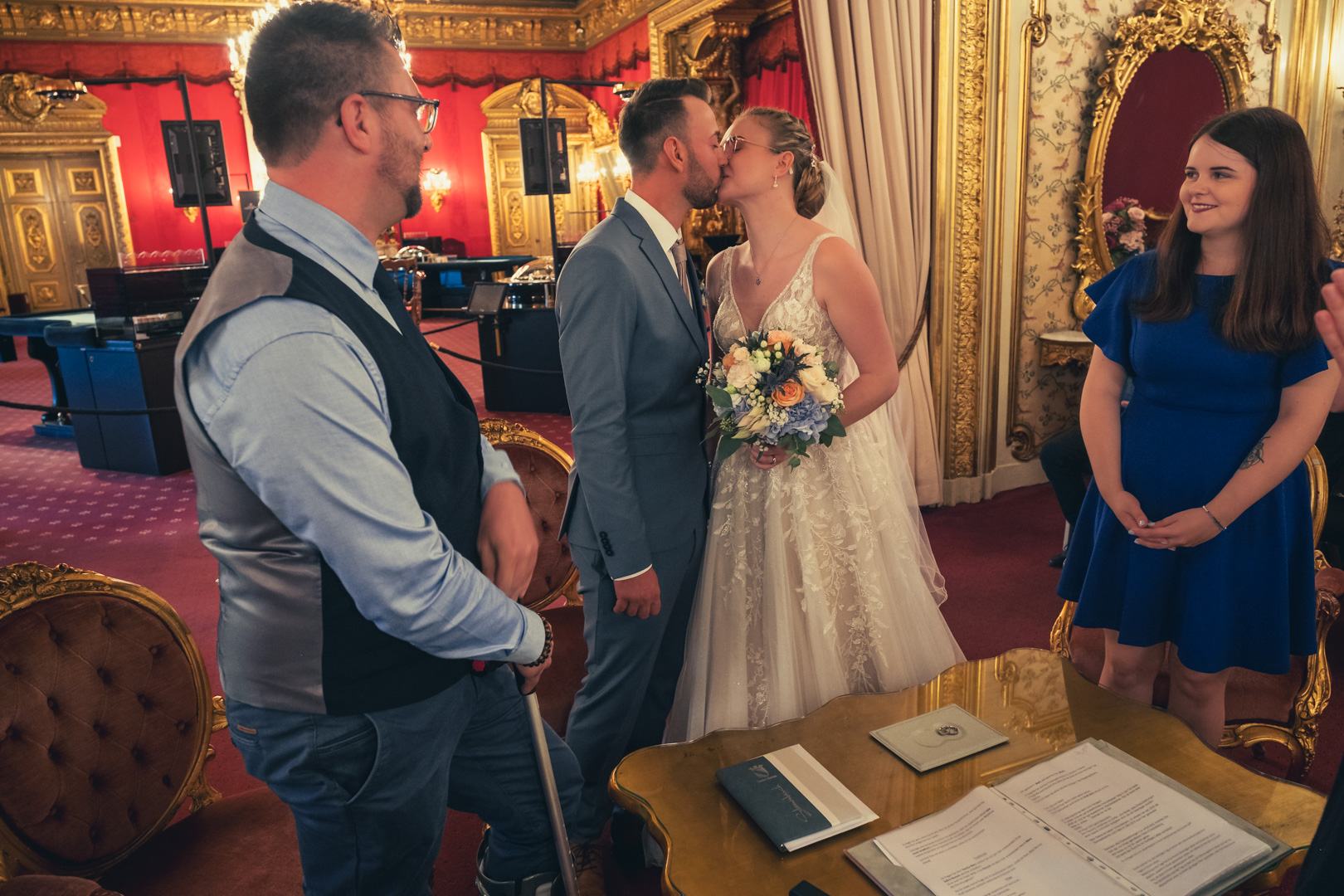 Braut küsst sich vor dem Altar