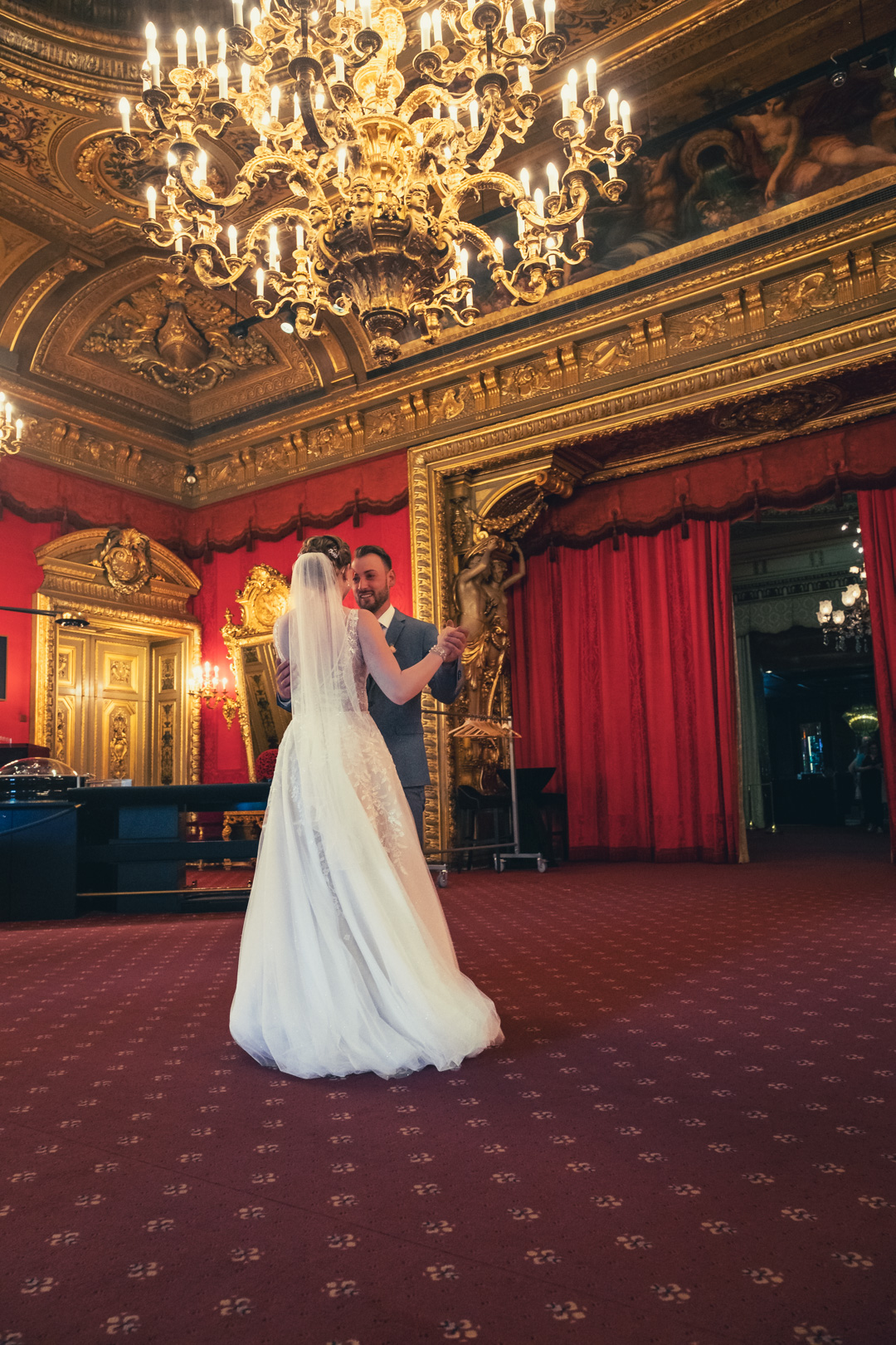 Brautpaar tanzt im Kurhaus Baden-Baden