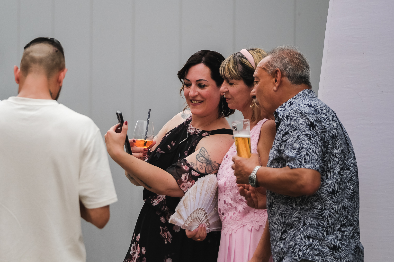 Hochzeitsgäste machen Selfie