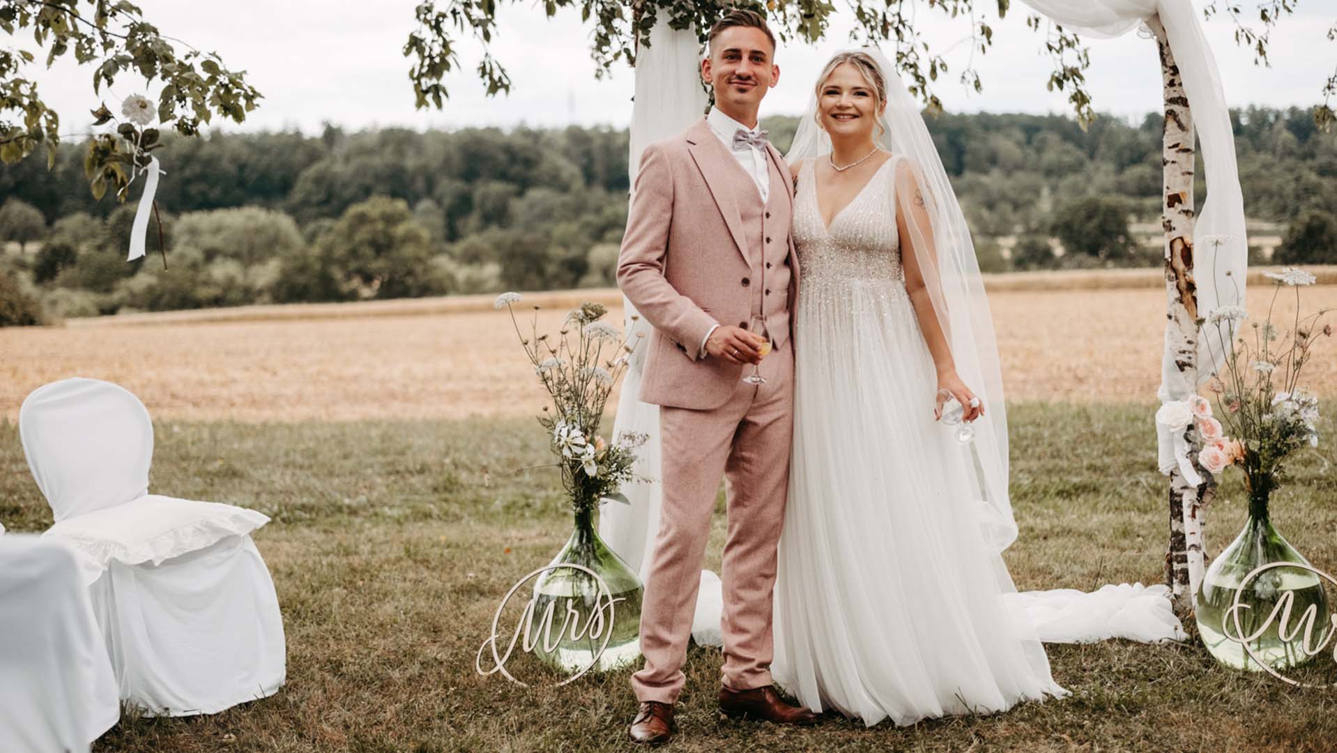 Laura-Chris-Farbe Brautpaar bei einer freien Trauung