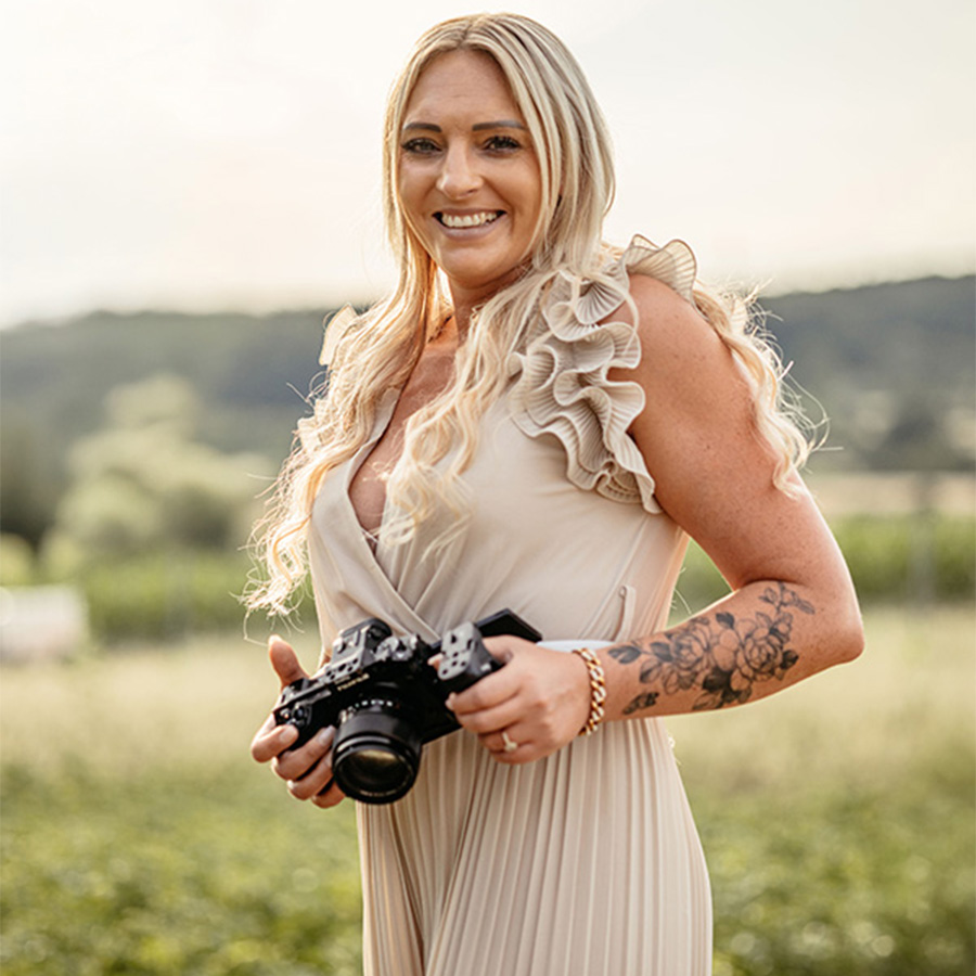 Nadine-Hochzeitsfotos Hochzeitsfotografin Nadine bei einer freien Trauung